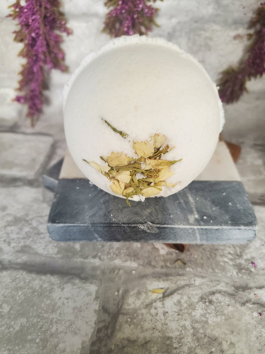 Large 8 oz bath bomb perfect to pamper yourself with the wonderful scent of vanilla and jasmine